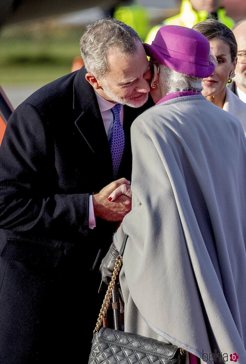 El Rey Felipe VI y Margarita de Dinamarca se saludan con un beso en el aeropuerto de Copenhague