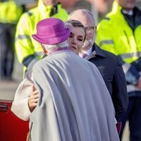 La Reina Letizia y Margarita de Dinamarca se saludan con un beso en el aeropuerto de Copenhague