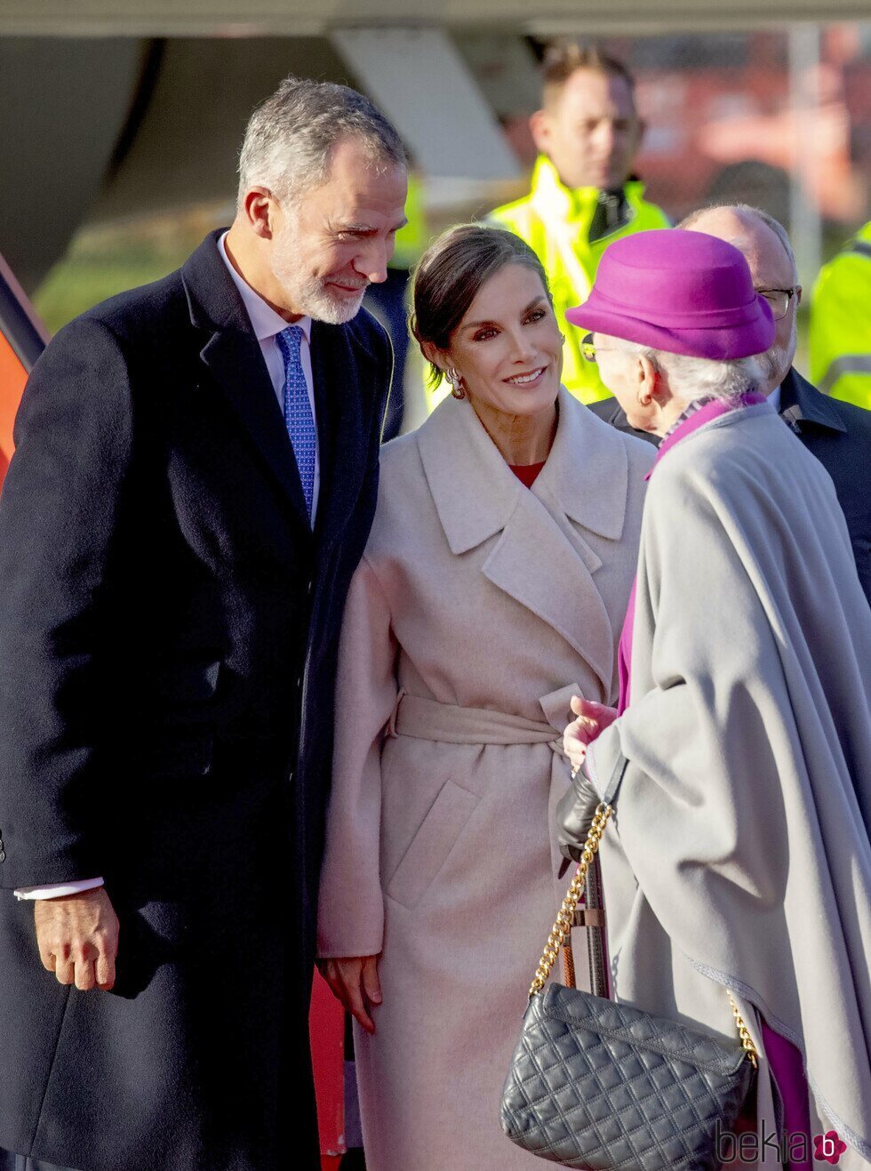 Margarita de Dinamarca y los Reyes Felipe y Letizia hablando en el aeropuerto de Copenhague