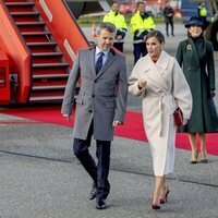 Federico de Dinamarca y la Reina Letizia hablando seguidos de Mary de Dinamarca y Benedicta de Dinamarca en el aeropuerto de Copenhague