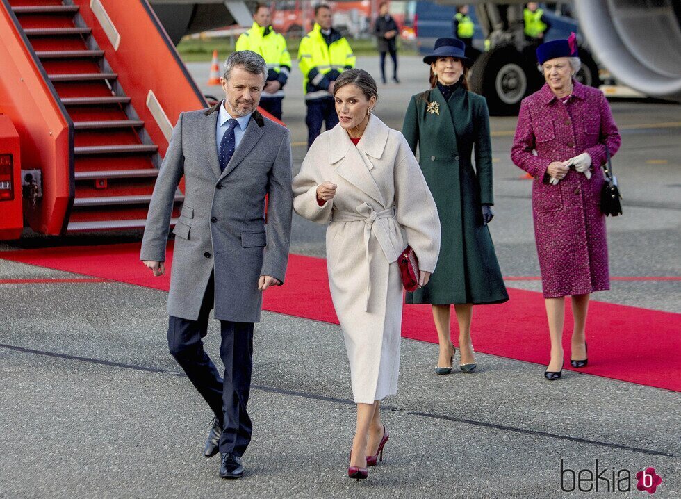 Federico de Dinamarca y la Reina Letizia hablando seguidos de Mary de Dinamarca y Benedicta de Dinamarca en el aeropuerto de Copenhague