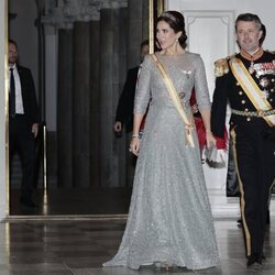 Federico y Mary de Dinamarca con la Banda de la Orden de Isabel la Católica en la cena de gala por la Visita de Estado de los Reyes de España a Dinamarca