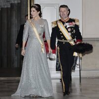 Federico y Mary de Dinamarca con la Banda de la Orden de Isabel la Católica en la cena de gala por la Visita de Estado de los Reyes de España a Dinamarca