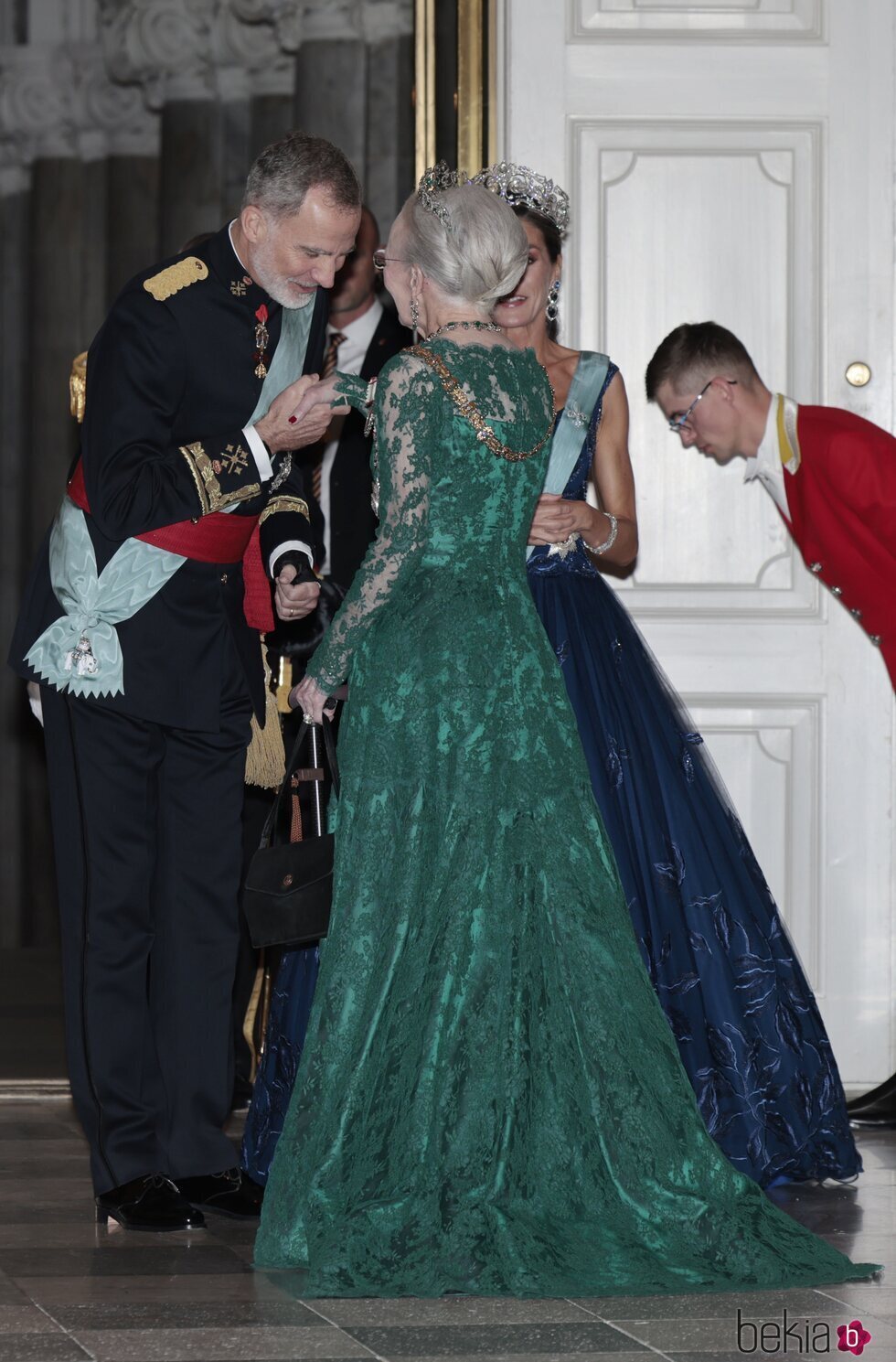 El Rey Felipe VI saluda a Margarita de Dinamarca en la cena de gala por la Visita de Estado de los Reyes de España a Dinamarca