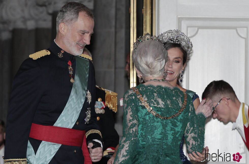 La Reina Letizia saluda a Margarita de Dinamarca en la cena de gala por la Visita de Estado de los Reyes de España a Dinamarca