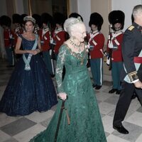 Margarita de Dinamarca y el Rey Felipe VI, seguidos de la Reina Letizia en la cena de gala por la Visita de Estado de los Reyes de España a Dinamarca