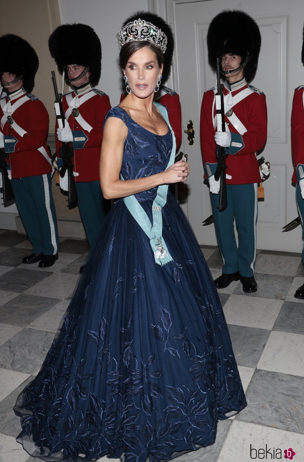 La Reina Letizia con un vestido azul de Felipe Varela en la cena de gala por su Visita de Estado a Dinamarca