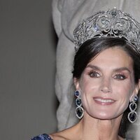 La Reina Letizia con la Tiara de la Flor de Lis y pendientes de zafiros y diamantes en la cena de gala por su Visita de Estado a Dinamarca