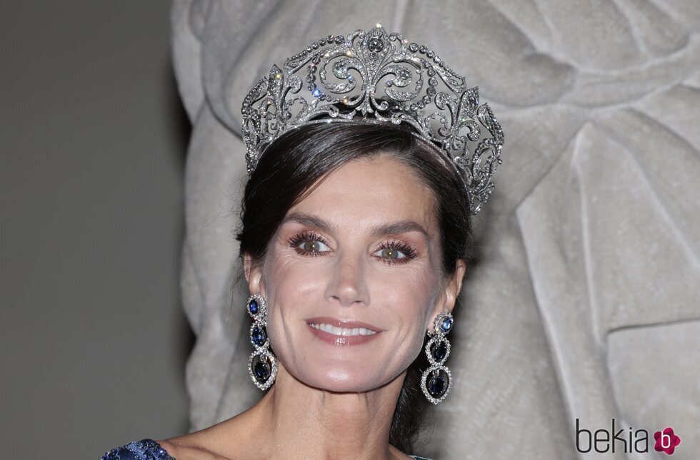 La Reina Letizia con la Tiara de la Flor de Lis y pendientes de zafiros y diamantes en la cena de gala por su Visita de Estado a Dinamarca