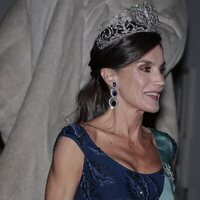 La Reina Letizia con la Tiara de la Flor de Lis y coleta en la cena de gala por su Visita de Estado a Dinamarca