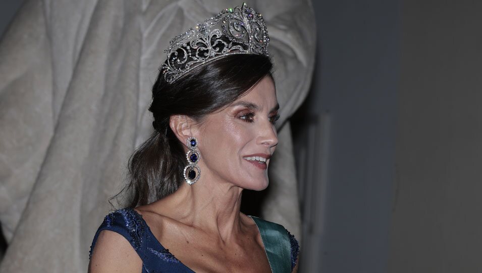 La Reina Letizia con la Tiara de la Flor de Lis y coleta en la cena de gala por su Visita de Estado a Dinamarca