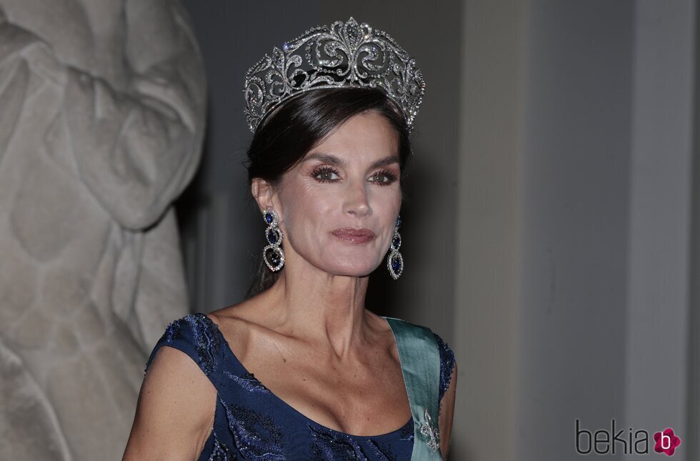 La Reina Letizia con la Tiara de la Flor de Lis en la cena de gala por su Visita de Estado a Dinamarca