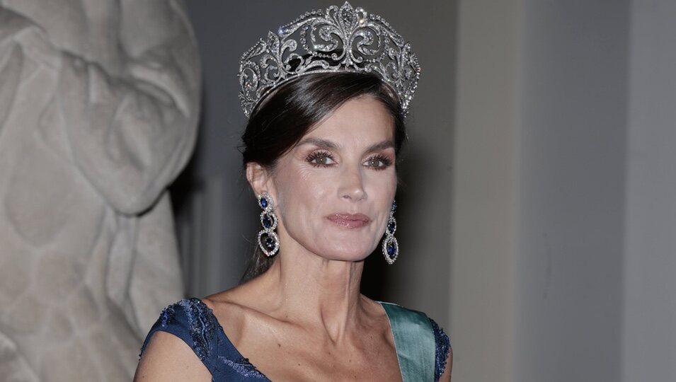 La Reina Letizia con la Tiara de la Flor de Lis en la cena de gala por su Visita de Estado a Dinamarca