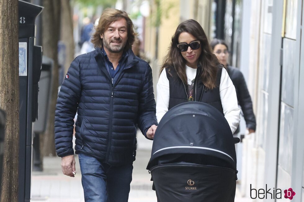 Santiago Pedraz y Elena Hormigos paseando por Madrid con su bebé