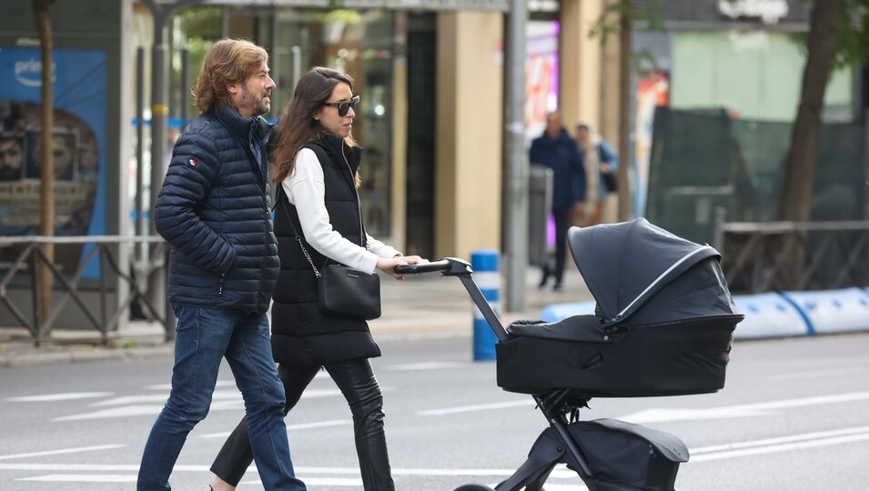 Santiago Pedraz y Elena Hormigos paseando con su bebé