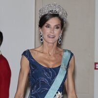 La Reina Letizia con la Tiara de la Flor Lis, pendientes de zafiros y la Orden del Elefante en la cena de gala por su Visita de Estado a Dinamarca