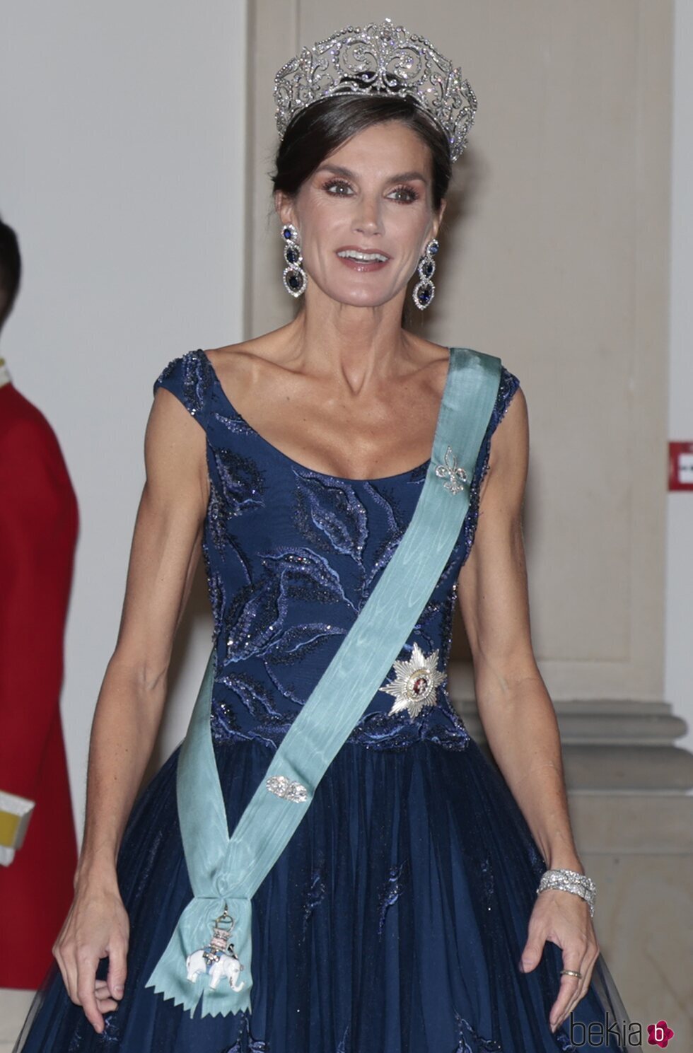 La Reina Letizia con la Tiara de la Flor Lis, pendientes de zafiros y la Orden del Elefante en la cena de gala por su Visita de Estado a Dinamarca