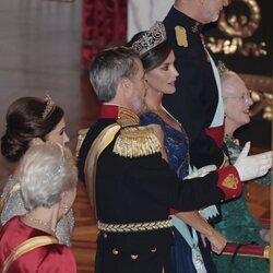 Federico de Dinamarca y la Reina Letizia hablando en la cena de gala por la Visita de Estado de los Reyes de España a Dinamarca