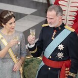 Mary de Dinamarca y Felipe VI brindando en la cena de gala por la Visita de Estado de los Reyes de España a Dinamarca