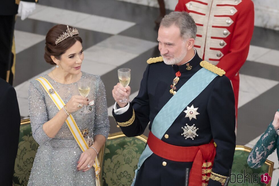 Mary de Dinamarca y Felipe VI brindando en la cena de gala por la Visita de Estado de los Reyes de España a Dinamarca