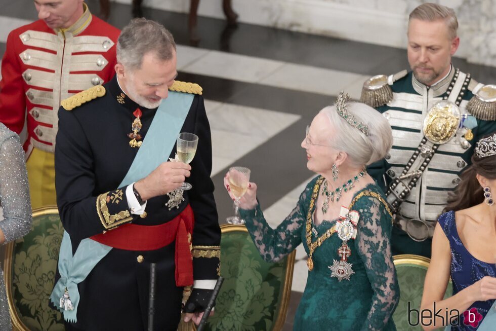 El Rey Felipe VI y Margarita de Dinamarca brindando en la cena de gala por la Visita de Estado de los Reyes de España a Dinamarca