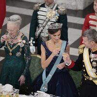 La Reina Letizia y Federico de Dinamarca brindando en la cena de gala por la Visita de Estado de los Reyes de España a Dinamarca