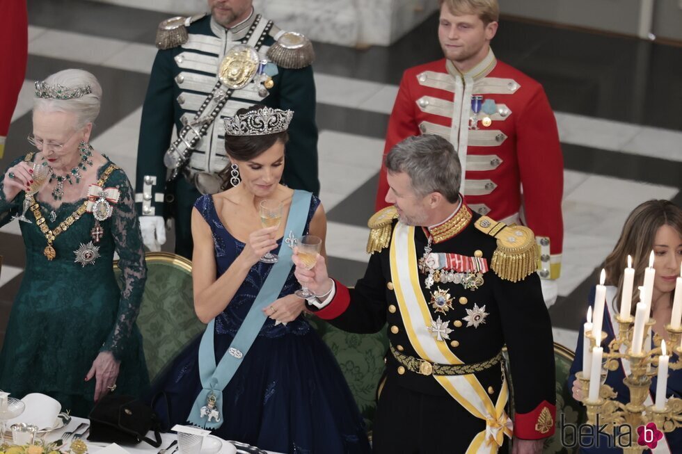 La Reina Letizia y Federico de Dinamarca brindando en la cena de gala por la Visita de Estado de los Reyes de España a Dinamarca