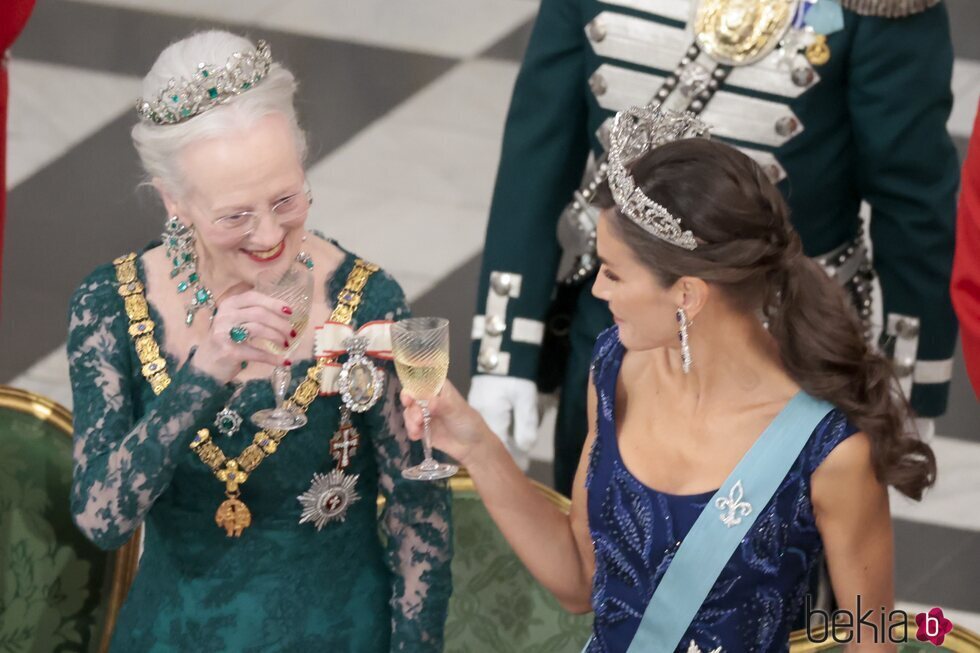 Margarita de Dinamarca y la Reina Letizia brindando en la cena de gala por la Visita de Estado de los Reyes de España a Dinamarca