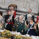 Los Reyes Felipe y Letizia, Margarita de Dinamarca y Federico y Mary de Dinamarca brindando en la cena de gala en Christiansborg