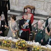 Los Reyes Felipe y Letizia, Margarita de Dinamarca y Federico y Mary de Dinamarca brindando en la cena de gala en Christiansborg