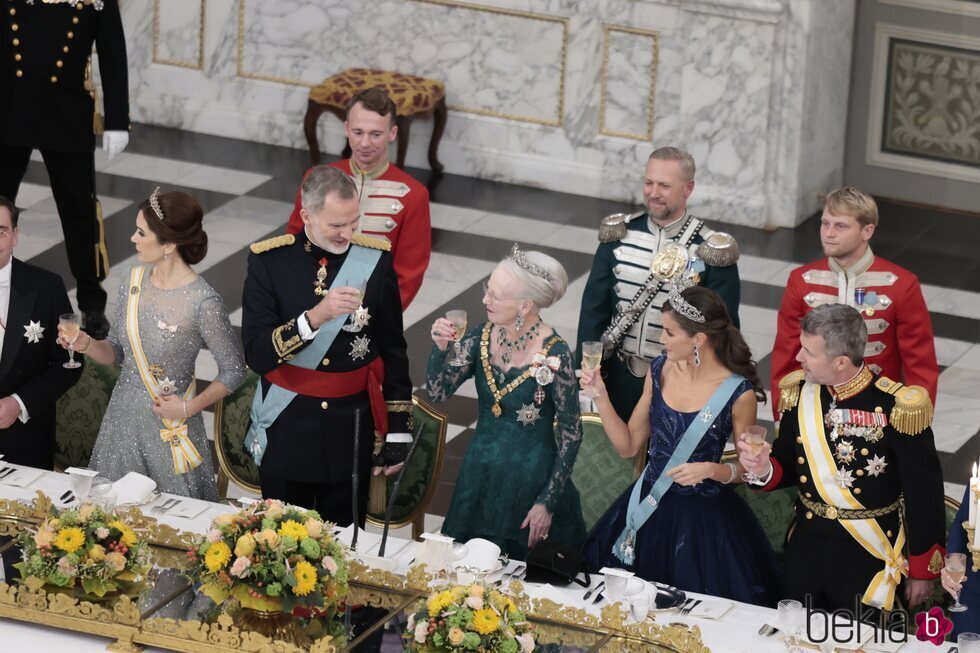 Los Reyes Felipe y Letizia, Margarita de Dinamarca y Federico y Mary de Dinamarca brindando en la cena de gala en Christiansborg