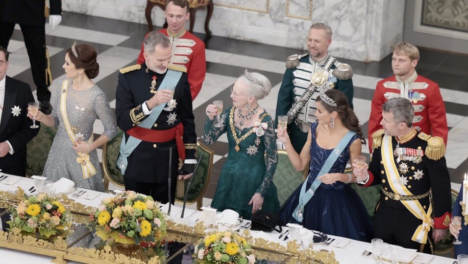 Los Reyes Felipe y Letizia, Margarita de Dinamarca y Federico y Mary de Dinamarca brindando en la cena de gala en Christiansborg