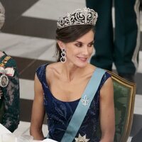 La Reina Letizia sonríe a Federico de Dinamarca brindando en la cena de gala por la Visita de Estado de los Reyes de España a Dinamarca