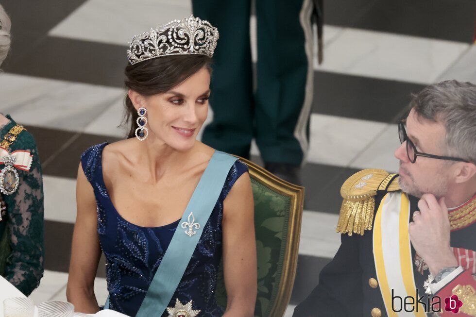 La Reina Letizia sonríe a Federico de Dinamarca brindando en la cena de gala por la Visita de Estado de los Reyes de España a Dinamarca