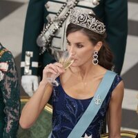 La Reina Letizia bebiendo en la cena de gala por su Visita de Estado a Dinamarca