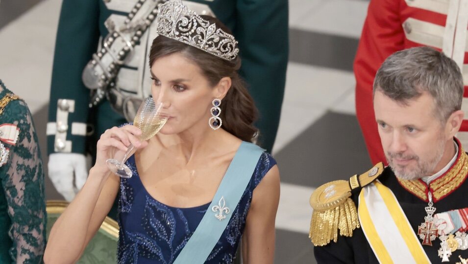 La Reina Letizia bebiendo en la cena de gala por su Visita de Estado a Dinamarca