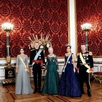 Foto oficial de los Reyes Felipe y Letizia con la Familia Real Danesa en la cena de gala por su Visita de Estado a Dinamarca