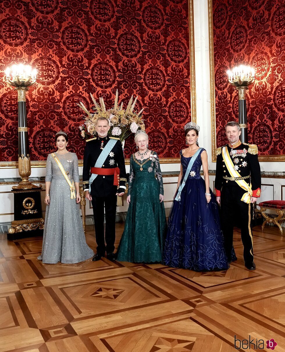 Foto oficial de los Reyes Felipe y Letizia con la Familia Real Danesa en la cena de gala por su Visita de Estado a Dinamarca