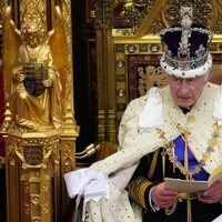 El Rey Carlos III leyendo un discurso en su primera Apertura del Parlamento como Rey