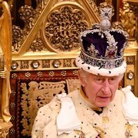 El Rey Carlos III con la Corona Imperial en su primera Apertura del Parlamento como Rey