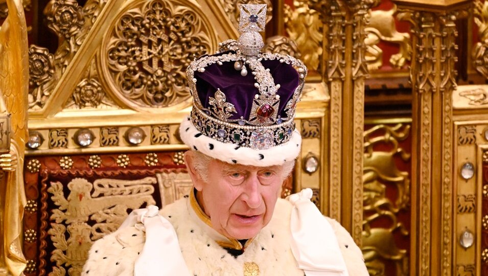 El Rey Carlos III con la Corona Imperial en su primera Apertura del Parlamento como Rey