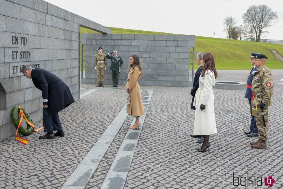 Los Reyes Felipe y Letizia y Federico y Mary de Dinamarca en el homenaje a los caídos en la Visita de Estado de los Reyes Felipe y Letizia a Dinamarca