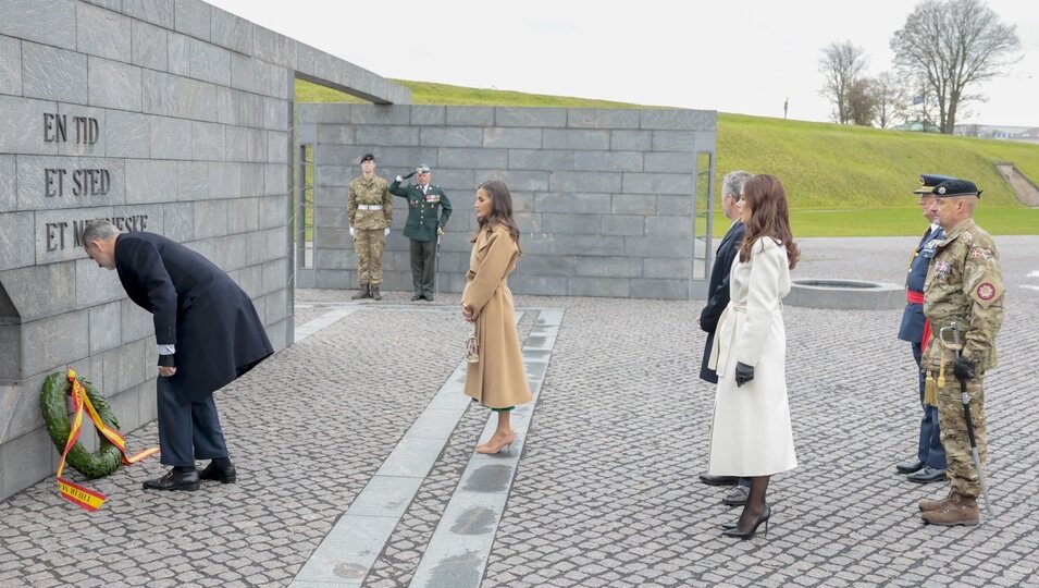 Los Reyes Felipe y Letizia y Federico y Mary de Dinamarca en el homenaje a los caídos en la Visita de Estado de los Reyes Felipe y Letizia a Dinamarca