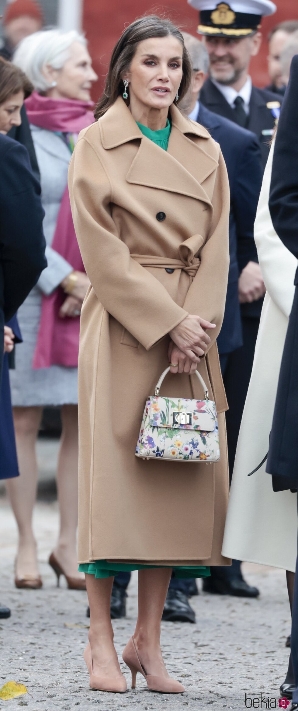 La Reina Letizia con abrigo camel y bolso de Furla en su Visita de Estado a Dinamarca