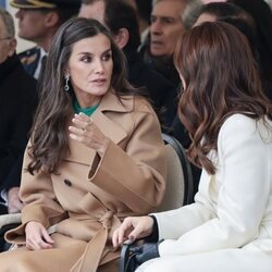 La Reina Letizia y Mary de Dinamarca hablando en la Visita de Estado de los Reyes Felipe y Letizia a Dinamarca