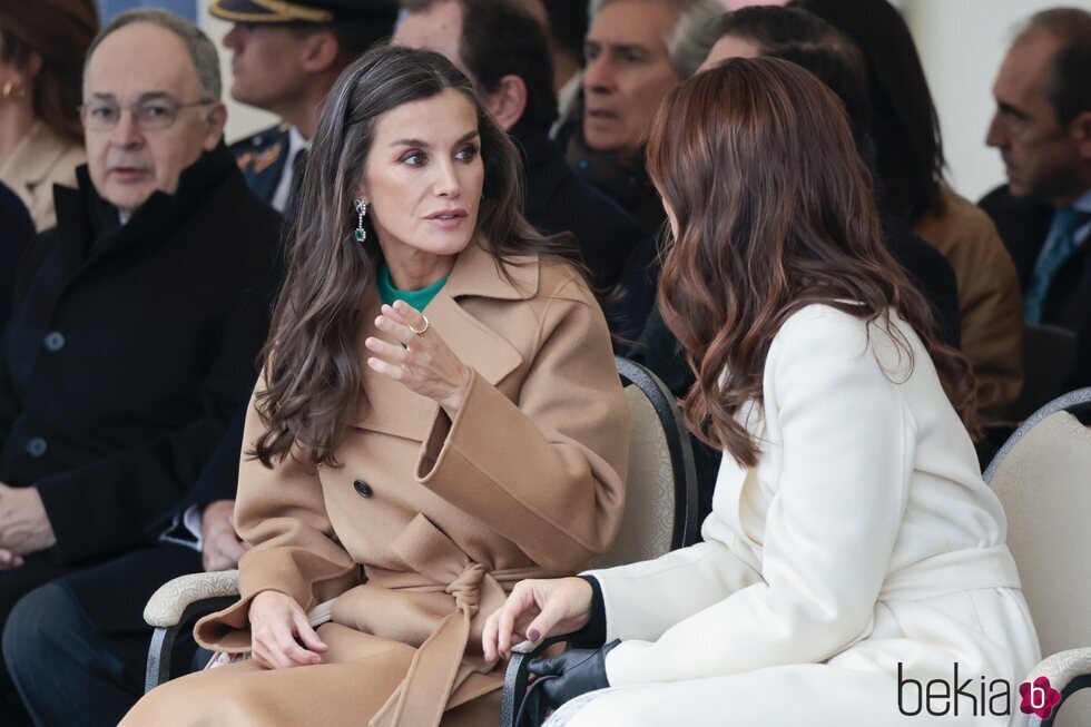 La Reina Letizia y Mary de Dinamarca hablando en la Visita de Estado de los Reyes Felipe y Letizia a Dinamarca