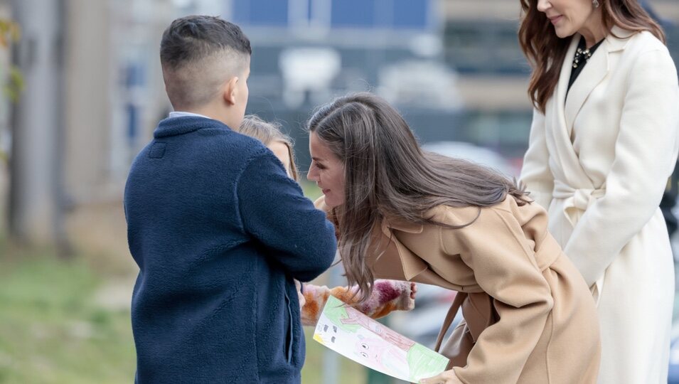 La Reina Letizia, muy cariñosa con unos niños en su Visita de Estado a Dinamarca