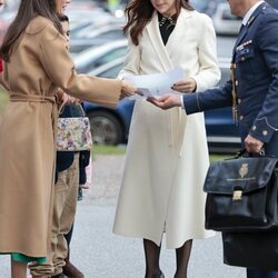 La Reina Letizia y Mary de Dinamarca con los dibujos de unos niños en el Rigshospitalet de Copenhague 