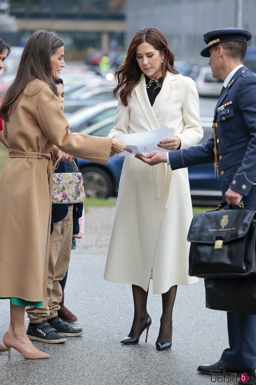 La Reina Letizia y Mary de Dinamarca con los dibujos de unos niños en el Rigshospitalet de Copenhague 