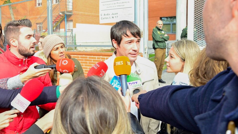 Juan José Ballesta en la puerta de los juzgados tras declarar por una presunta agresión sexual